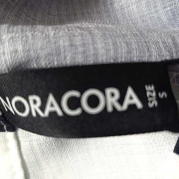 Noracora Black & White Abstract Print Faces Top, Short Sleeve, Size Small, NWT - Picture 9 of 10